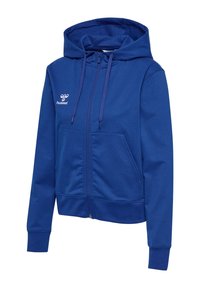 Sudadera con cremallera azul, fabricada en tejido suave, que cuenta con un bolsillo frontal, capucha con cordón y logo en el lado izquierdo del pecho.