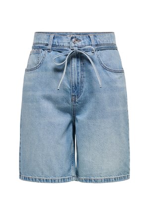 Short en jean bleu clair avec taille haute, passants pour ceinture, poches avant, fermeture par bouton et ceinture en tissu nouée à la taille.
