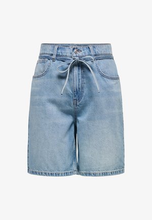 Short en jean bleu clair avec taille haute, passants pour ceinture, poches avant, fermeture par bouton et ceinture en tissu nouée à la taille.