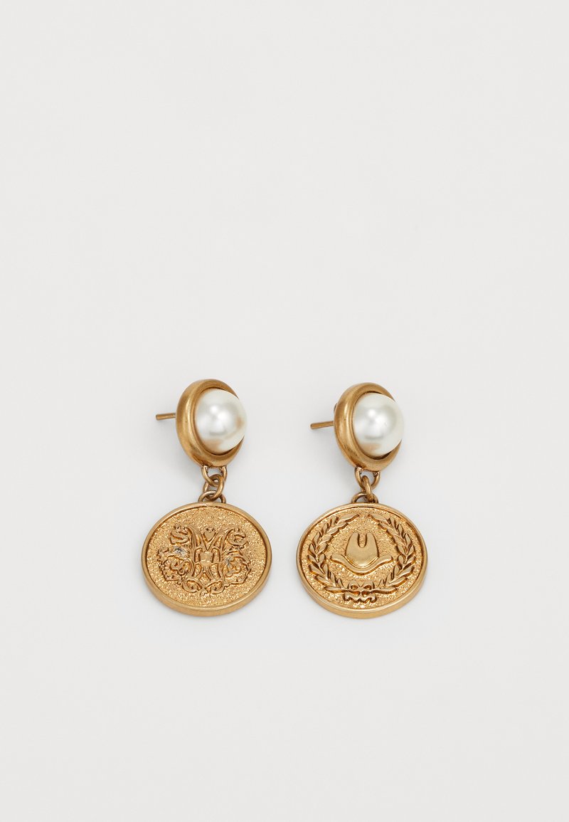 Boucles d'oreilles dorées avec un design de pièce ronde aux gravures détaillées, ornées d'une perle en accent sur le dessus.