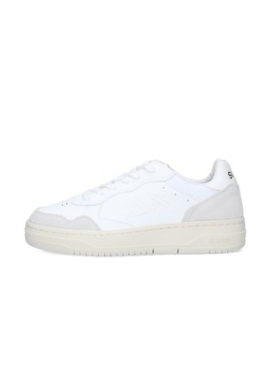 Sneaker bianca basse con dettagli in suede, chiusura frontale con lacci, logo geometrico sottile in rilievo sul lato, suola beige e nome del marchio sul tallone.