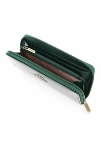 Portafoglio verde in pelle con finitura lucida, chiusura con zip, numerosi scomparti per carte e un interno marrone con logo.