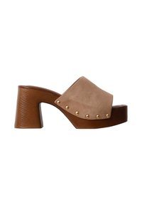 Mule à plateforme marron avec une large bride en daim beige et des clous dorés, dotée d’un talon haut épais et d’une semelle texturée imitation bois.