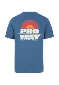Mėlynas medvilninis marškinėliai su apvaliu logotipo dizainu raudonais ir oranžiniais atspalviais bei tekstu "PRO TEST SUN SEA SURF" balta spalva. Trumpomis rankovėmis, standartinio kirpimo.