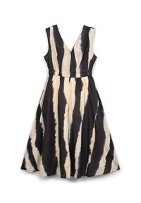 Ärm-lös midiklänning med V-ringning, rynkad midja och svarta och beige vertikala batikränder på lätt tyg.