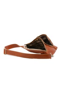 Borsa a spalla in pelle marrone con scomparti con cerniera, fodera a quadri, tracolla piatta e dettagli di cucitura sottili. Design durevole e funzionale.
