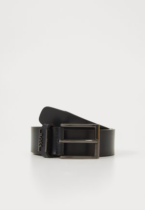Ceinture en cuir noir avec une boucle en métal et le logo "BOSS" sur la boucle, enroulée sur un fond blanc.