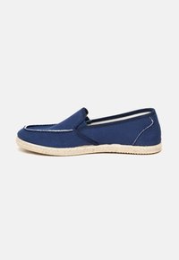 Marineblaue Canvas-Slipper mit runder Spitze, geflochtener Jutessohle und weißer Naht entlang der Kanten. Glatte Textur, lässiges Design.