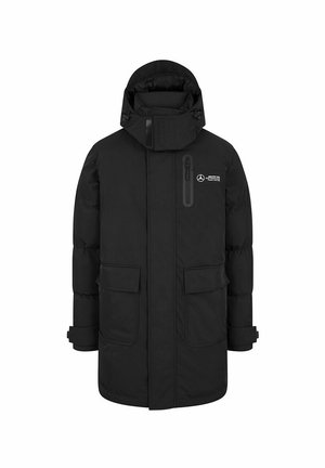 Parka acolchada negra con un cuello alto, capucha ajustable, dos bolsillos delanteros y un bolsillo en el pecho con cremallera. Presenta una tela lisa y texturizada.