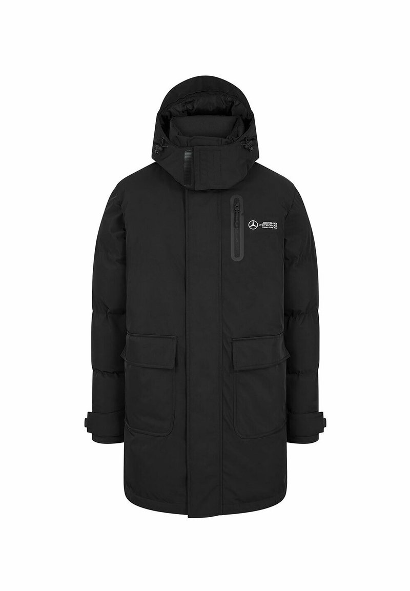 Musta toppatakki, jossa on korkea kaulus, säädettävä huppu, kaksi etutaskua ja vetoketjullinen rintatasku. Takissa on sileä, teksturoitu kangas.