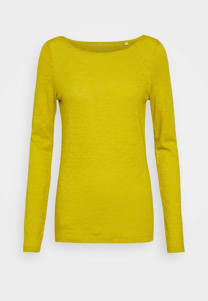 Keltainen pitkähihainen naisille suunnattu pyöreäkauluksinen paita, jossa on slim fit -leikkaus ja hienovarainen tekstuurinen kangaskuvio valkoisella taustalla.