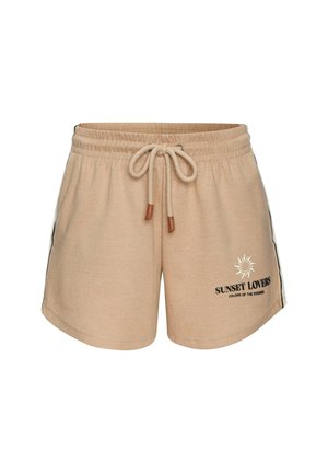Beige short met trekkoord, elastische taille, zijstrepen en "Sunset Lovers Colors of the Evening" tekst met zon-afbeelding aan de voorkant.