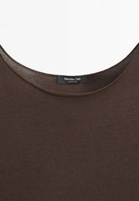 Hnědý svetr s kulatým výstřihem Massimo Dutti, zobrazuje výstřih a značkový štítek přišitý uvnitř na zadní straně.