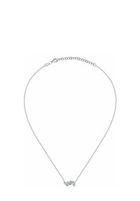 Collana di delicate catene d'argento con un piccolo grappolo di gemme trasparenti, rettangolari e rotonde come pendente.