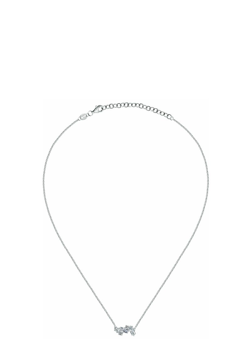 Collana di delicate catene d'argento con un piccolo grappolo di gemme trasparenti, rettangolari e rotonde come pendente.