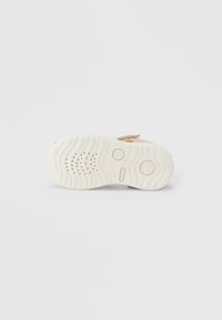 Λευκή σόλα παιδικού σανδαλιού με σχέδια πρόσφυσης, τρύπες αερισμού και ένδειξη μεγέθους "22" σε απλό φωτεινό φόντο.