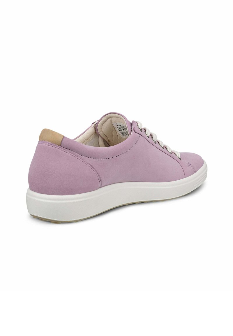 Fioletowe zamszowe sneakersy z białą gumową podeszwą, sznurowany design, gładka tekstura i jasnobeżowy akcent na pięcie. Minimalistyczny styl.