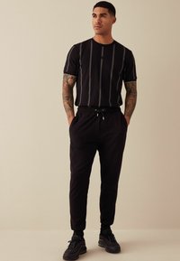 Next VERTICAL STRIPE-REGULAR FIT - T-shirts print - black