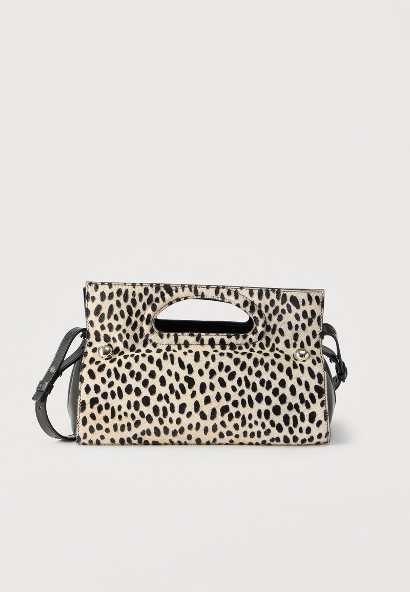 Ορθογώνια γυναικεία τσάντα με ασπρόμαυρο animal print με κηλίδες, χειρολαβή με κοψίματα και αποσπώμενο μαύρο ιμάντα ώμου σε λευκό φόντο.