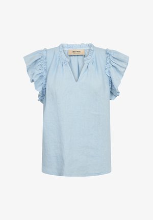 Blouse bleu clair à manches courtes avec volants aux manches et une petite ouverture en V, confectionnée dans un tissu léger.
