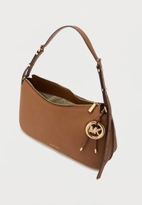 Καφέ δερμάτινη τσάντα χειρός με φερμουάρ. Διαθέτει χρυσό κόσμημα με το λογότυπο MK και λεία υφή. Περιλαμβάνεται ρυθμιζόμενο λουρί ώμου.