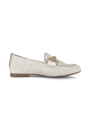 Witte platgestrikte loafer met geweven textuur, gouden metalen rand en decoratieve gouden gesp bovenop, bruine zool.