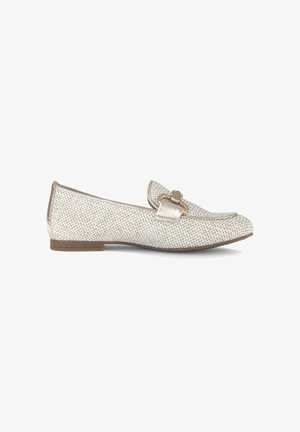 Witte platgestrikte loafer met geweven textuur, gouden metalen rand en decoratieve gouden gesp bovenop, bruine zool.