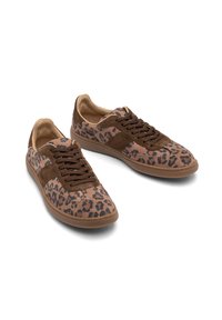 Brązowe zamszowe Sneakersy z materiałem w leopardzi wzór, z brązowymi sznurówkami i jednolitą brązową paskiem po boku. Gumowa podeszwa o teksturowanym wykończeniu.