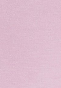 Ein einfarbiger pinker Stoff mit glatter Textur. Die Oberfläche weist subtile Variationen auf, was auf ein leichtes Material hindeutet, das für verschiedene Anwendungen geeignet ist.