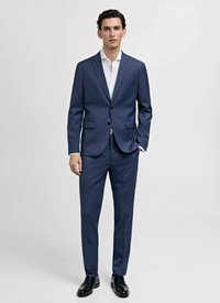 Marinblå kostym med en slim fit-design, som har en enfärgad kavaj, slagkragar och byxor med slät framtill. Matchad med en vit skjorta.