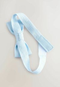 Papion din material albastru deschis cu textură. Are un nod central și curele lungi reglabile pentru fixare.