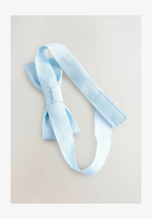 Jasnoniebieska muszka z tkaniny o teksturowanym wykończeniu. Posiada centralny supeł i długie regulowane paski do zapięcia.