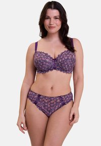 Ensemble de lingerie en dentelle violette avec broderie florale en orange et blanc, avec des bretelles ajustables et des bords festonnés sur le soutien-gorge et le culotte.
