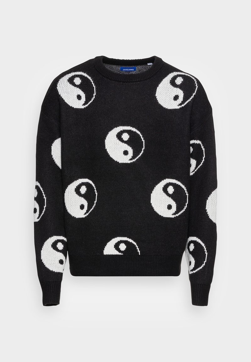 Schwarzer Strickpullover mit einem sich wiederholenden weißen Yin-Yang-Muster. Klassischer Rundhalsausschnitt sowie gerippte Bündchen und Saum.