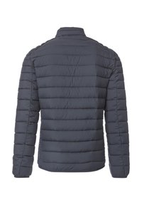 Puffjacka i marinblått, vadderad design med horisontella linjer, hög krage och långa ärmar. Slät textur, lätt material.