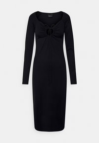 Vestido preto de manga longa com um corte em forma de lágrima no peito, feito de um tecido suave, apresentando detalhes de pregas ao longo do decote.