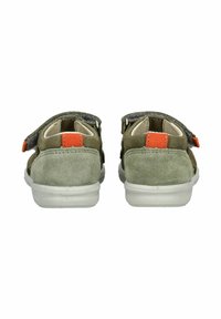 Zelené nubukové boty s bílou podrážkou, se šedým filcovým páskem a oranžovým detailem na patě. Design je otevřený na zadní straně pro snadné obouvání.