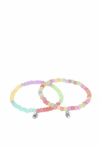 Braccialetti colorati in perline nelle tonalità pastello. Ognuno presenta perline tonde di vari colori, decorate con hardware in argento e piccoli ciondoli.