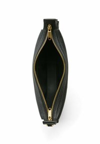 Borsa a pochette nera in pelle con finitura texture, dotata di cerniera dorata e accenti metallici. Parte inferiore visibile con design interno mostrato.