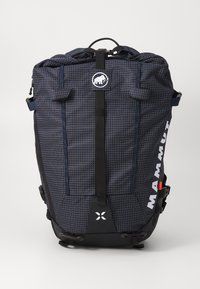 Mørkeblå ryggsekk med rutenettmønster, sorte detaljer, topphåndtak, justerbare stropper, frontlogo og sideklips for sikker lukking.