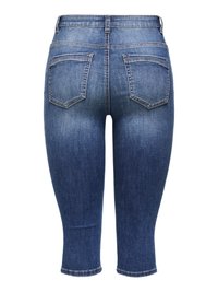 Vue arrière d'un pantalon capri en jean bleu avec deux poches arrière et des coutures visibles sur fond blanc.