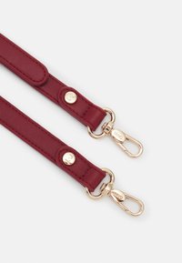 Bracelet en cuir bordeaux avec quincaillerie en or, comprenant des boutons-pression et des clips pivotants aux deux extrémités pour l'attache. Texture lisse, design minimaliste.