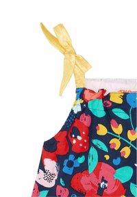 Vestido con estampado floral sobre un fondo azul marino oscuro, que presenta diseños en rojo brillante, amarillo y verde. Acento de lazo de satén amarillo en el hombro.