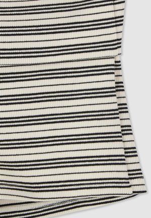 Top in tessuto a coste a righe bianche e nere con sottili linee orizzontali. La texture è liscia con una leggera elasticità. I bordi sono rifiniti con cura.