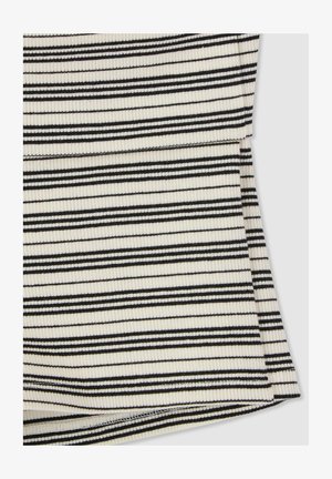 Top in tessuto a coste a righe bianche e nere con sottili linee orizzontali. La texture è liscia con una leggera elasticità. I bordi sono rifiniti con cura.