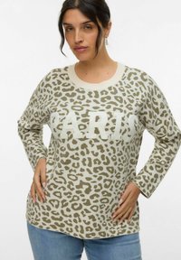 Beige trui met een groen luipaardprint, met een opvallende "PARIS" tekst in het wit aan de voorkant. Lange mouwen en een ronde halslijn.