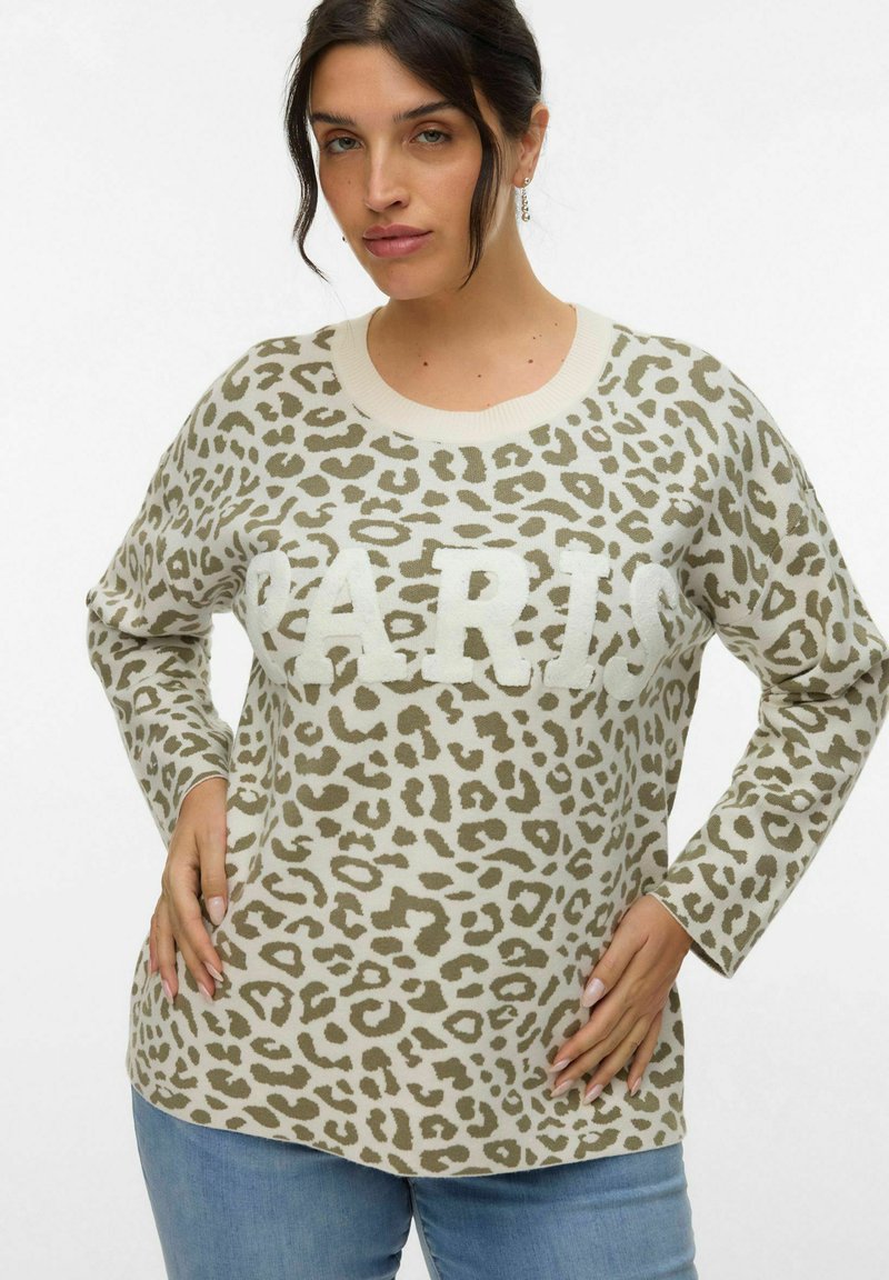 Beige trui met een groen luipaardprint, met een opvallende "PARIS" tekst in het wit aan de voorkant. Lange mouwen en een ronde halslijn.