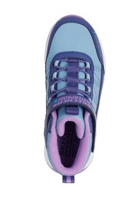 Kék és lila vízálló sneaker, tépőzárral, texturált anyagokkal, párnázott belső résszel és mintás fűzőkkel. Kerek orr és támogató kialakítás.