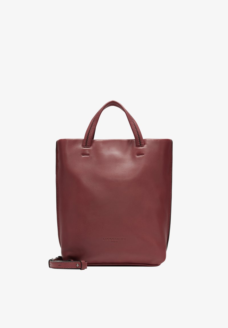 Rechteckige burgunderfarbene Ledertasche mit zwei kurzen Griffen, minimaler Naht und einem abnehmbaren Tragegurt. Markenname auf der Vorderseite eingraviert.