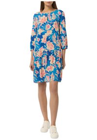 Blumendruckkleid in Blau, Pink und Creme. Mit rundem Ausschnitt, Dreiviertelärmeln und einem gestuften Volantsaum.